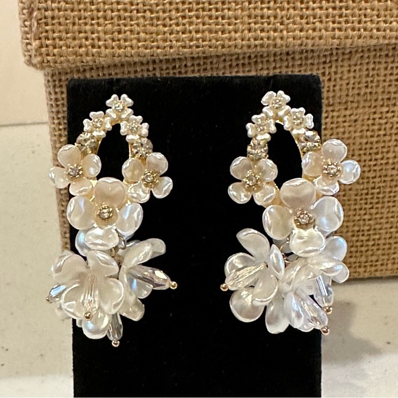 NWT Rachel Parcell Earrings iridescent white flowers w/ cubic zirconia crystals - Picture 5 of 11
